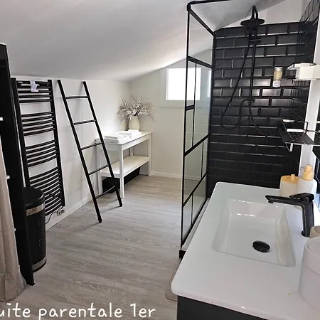 Alojamento de Acomodação e Pequeno-almoço Chambre Chez L'Habitant 4*